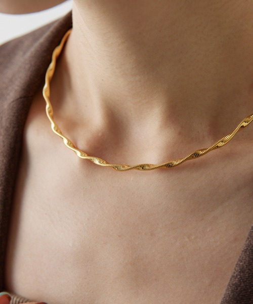 PAPILLONNER（パピヨネ）の「ツイストフープチョーカー（ネックレス・レディース・ゴールド/シルバー・FREE）」の6枚目の写真