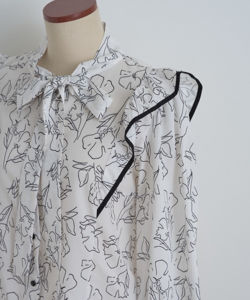 tocco closet(トッコ クローゼット)の「フリル付きボウタイリボン配色ラインフラワープリントブラウス(シャツ/ブラウス・レディース・オフホワイト/ピンク・M)」の16枚目の写真