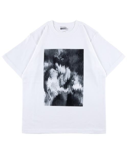 Sync.(スィンク)の「Sync.【KOSUKE KAWAMURA】TEE "FAMILY PORTRAIT B&W"(Tシャツ/カットソー・メンズ・ブラック/ホワイト・MEDIUM/LARGE/XX-LARGE/X-LARGE/SMALL)」の2枚目の写真
