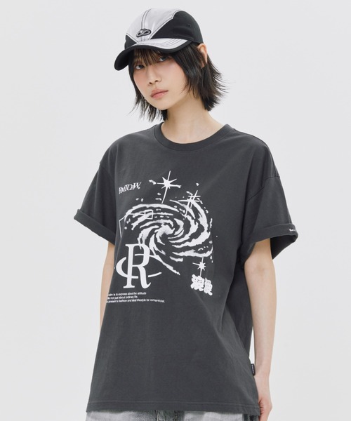 ROMANTIC CROWN(ロマンティッククラウン)の「A'GEM/9 × .kom 『ROMANTIC CROWN/ロマンティック クラウン』 SHINING EFFECT TEE SHIRT/シャイニングエフェクト Tシャツ(Tシャツ/カットソー・メンズ・チャコールグレー/ライトグレー・M/L)」の2枚目の写真