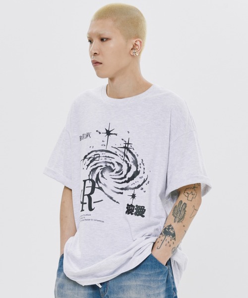 ROMANTIC CROWN(ロマンティッククラウン)の「A'GEM/9 × .kom 『ROMANTIC CROWN/ロマンティック クラウン』 SHINING EFFECT TEE SHIRT/シャイニングエフェクト Tシャツ(Tシャツ/カットソー・メンズ・チャコールグレー/ライトグレー・M/L)」の1枚目の写真