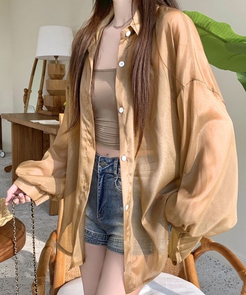 REMUR(レミュール)の「ゆるテロ感がかわいい。冷房対策にも◎ オーバーサイズ シアーシャツ(シャツ/ブラウス・レディース・ラベンダー/クリーム/オレンジ/ピンク/サックスブルー/ホワイト/ブラック/チャコールグレー/イエロー/パープル/グリーン/キャメル/ローズ/ライトピンク・M)」の10枚目の写真