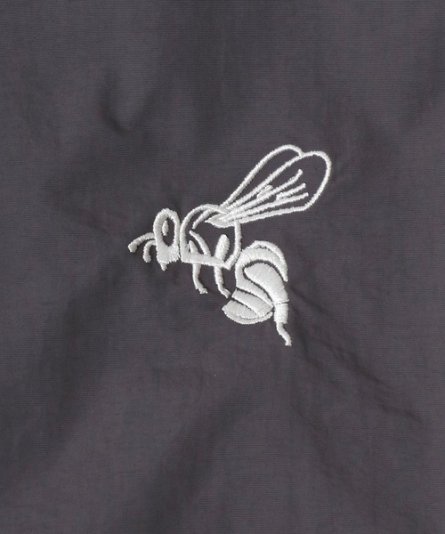 Salong hameu（サロン ハミュー）の「別注  蜂さんワンポイント刺繍 ナイロンアノラックジャケット/ハーフジッププルオーバー ユニセックス（ナイロンジャケット・メンズ・チャコールグレー/ライトグリーン/ブラック/ネイビー・L/M）」の17枚目の写真