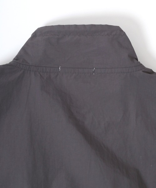 Salong hameu（サロン ハミュー）の「別注  蜂さんワンポイント刺繍 ナイロンアノラックジャケット/ハーフジッププルオーバー ユニセックス（ナイロンジャケット・メンズ・チャコールグレー/ライトグリーン/ブラック/ネイビー・L/M）」の14枚目の写真