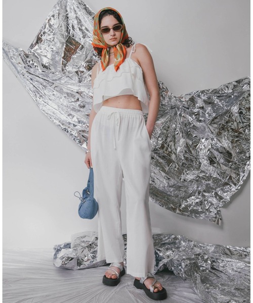 Solace（ソレイス）の「2WAYフリルキャミ＆ワイドパンツセットアップ（サロペット/オーバーオール・レディース・ホワイト/ネイビー・FREE）」の2枚目の写真