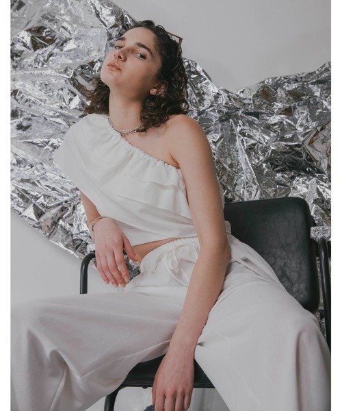 Solace（ソレイス）の「2WAYフリルキャミ＆ワイドパンツセットアップ（サロペット/オーバーオール・レディース・ホワイト/ネイビー・FREE）」の4枚目の写真