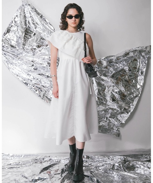 Solace（ソレイス）の「2WAYフリルキャミ＆ワイドパンツセットアップ（サロペット/オーバーオール・レディース・ホワイト/ネイビー・FREE）」の11枚目の写真