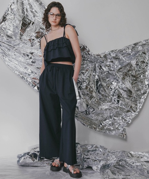 Solace（ソレイス）の「2WAYフリルキャミ＆ワイドパンツセットアップ（サロペット/オーバーオール・レディース・ホワイト/ネイビー・FREE）」の15枚目の写真