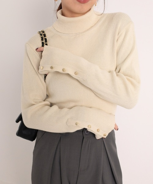 UNDOVE(アンドゥーブ)の「〈UNDOVE〉【吸湿発熱/コットン/天然素材/敏感肌/肌に優しい/あったかい/リブハイネック/ニットプルオーバー/金ボタン/細見え】吸湿発熱綿100%袖ボタンリブニット(ニット/セーター・レディース・アイボリー/ブラック/ホワイト系その他/レッド・X-LARGE/LARGE/MEDIUM)」の2枚目の写真