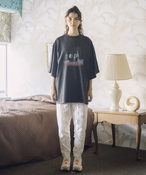 bedsidedrama（ベットサイドドラマ）の「Arts Flare Tee 【Sisters Flare Tee】（Tシャツ/カットソー・レディース・ホワイト/ブラック/ラベンダー・1/2）」の4枚目の写真