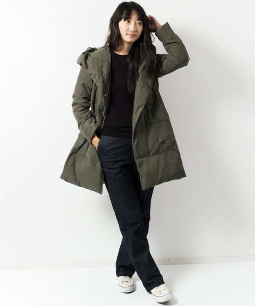 AMERICAN RAG CIE(アメリカンラグシー)の「AMERICAN RAG CIEポリエステルピーチフードダウン/214-APO-L152-CO025(ダウンジャケット/コート・レディース・カーキ/ネイビー・FREE)」の4枚目の写真