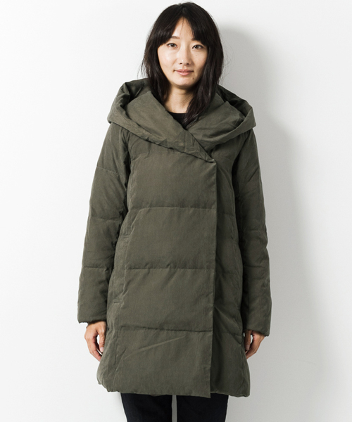 AMERICAN RAG CIE(アメリカンラグシー)の「AMERICAN RAG CIEポリエステルピーチフードダウン/214-APO-L152-CO025(ダウンジャケット/コート・レディース・カーキ/ネイビー・FREE)」の6枚目の写真