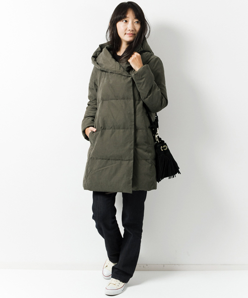 AMERICAN RAG CIE(アメリカンラグシー)の「AMERICAN RAG CIEポリエステルピーチフードダウン/214-APO-L152-CO025(ダウンジャケット/コート・レディース・カーキ/ネイビー・FREE)」の7枚目の写真