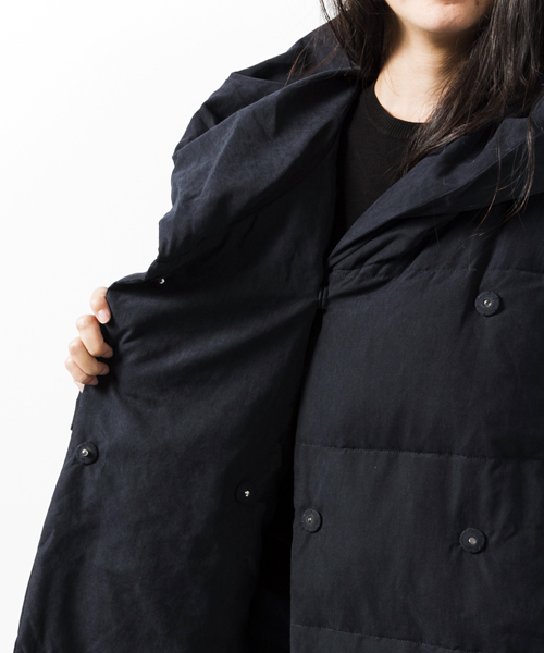 AMERICAN RAG CIE(アメリカンラグシー)の「AMERICAN RAG CIEポリエステルピーチフードダウン/214-APO-L152-CO025(ダウンジャケット/コート・レディース・カーキ/ネイビー・FREE)」の12枚目の写真