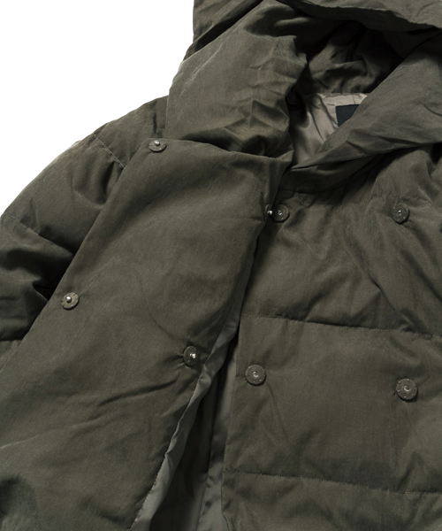 AMERICAN RAG CIE(アメリカンラグシー)の「AMERICAN RAG CIEポリエステルピーチフードダウン/214-APO-L152-CO025(ダウンジャケット/コート・レディース・カーキ/ネイビー・FREE)」の8枚目の写真