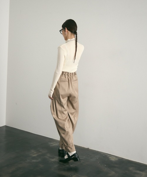 Lutim by u(ルチバイユー)の「サイドタックカーブパンツ(スラックス・レディース・ベージュ/ブラック/グレー・MEDIUM/LARGE)」の10枚目の写真