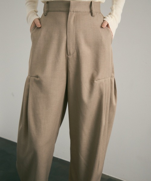 Lutim by u(ルチバイユー)の「サイドタックカーブパンツ(スラックス・レディース・ベージュ/ブラック/グレー・MEDIUM/LARGE)」の12枚目の写真