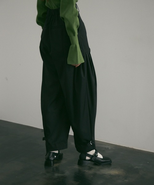 Lutim by u(ルチバイユー)の「サイドタックカーブパンツ(スラックス・レディース・ベージュ/ブラック/グレー・MEDIUM/LARGE)」の6枚目の写真