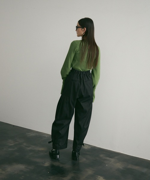 Lutim by u(ルチバイユー)の「サイドタックカーブパンツ(スラックス・レディース・ベージュ/ブラック/グレー・MEDIUM/LARGE)」の14枚目の写真