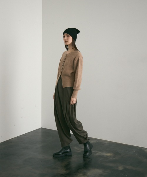 Lutim by u(ルチバイユー)の「サイドタックカーブパンツ(スラックス・レディース・ベージュ/ブラック/グレー・MEDIUM/LARGE)」の17枚目の写真