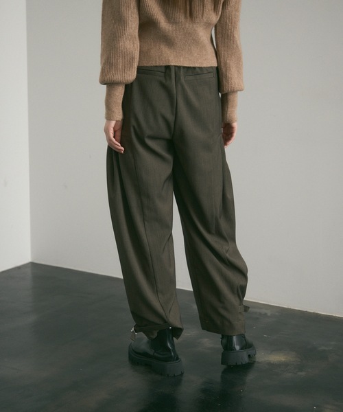 Lutim by u(ルチバイユー)の「サイドタックカーブパンツ(スラックス・レディース・ベージュ/ブラック/グレー・MEDIUM/LARGE)」の18枚目の写真
