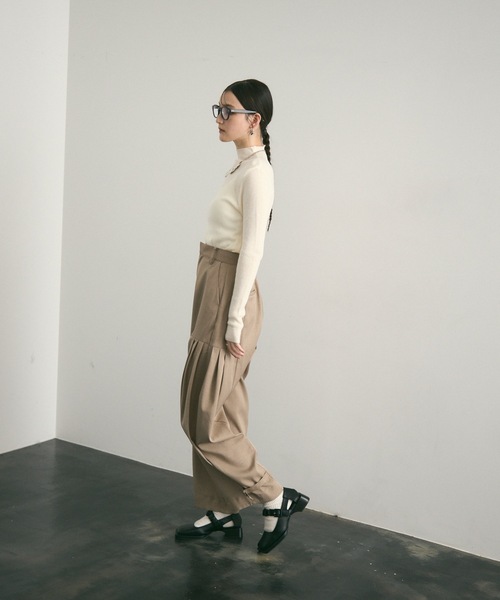 Lutim by u(ルチバイユー)の「サイドタックカーブパンツ(スラックス・レディース・ベージュ/ブラック/グレー・MEDIUM/LARGE)」の19枚目の写真