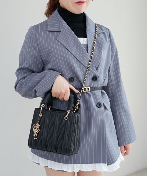 MAJESTIC LEGON(マジェスティックレゴン)の「チャームセットスクエアバッグ(ハンドバッグ・レディース・ブラック/グレイッシュベージュ/アイボリー・FREE)」の3枚目の写真