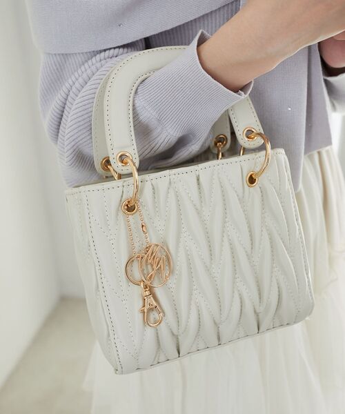 MAJESTIC LEGON(マジェスティックレゴン)の「チャームセットスクエアバッグ(ハンドバッグ・レディース・ブラック/グレイッシュベージュ/アイボリー・FREE)」の5枚目の写真