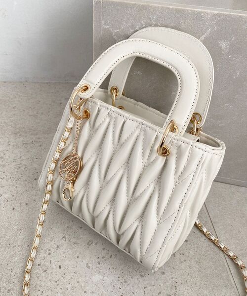 MAJESTIC LEGON(マジェスティックレゴン)の「チャームセットスクエアバッグ(ハンドバッグ・レディース・ブラック/グレイッシュベージュ/アイボリー・FREE)」の6枚目の写真