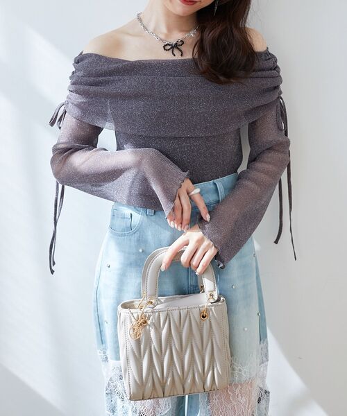 MAJESTIC LEGON(マジェスティックレゴン)の「チャームセットスクエアバッグ(ハンドバッグ・レディース・ブラック/グレイッシュベージュ/アイボリー・FREE)」の7枚目の写真