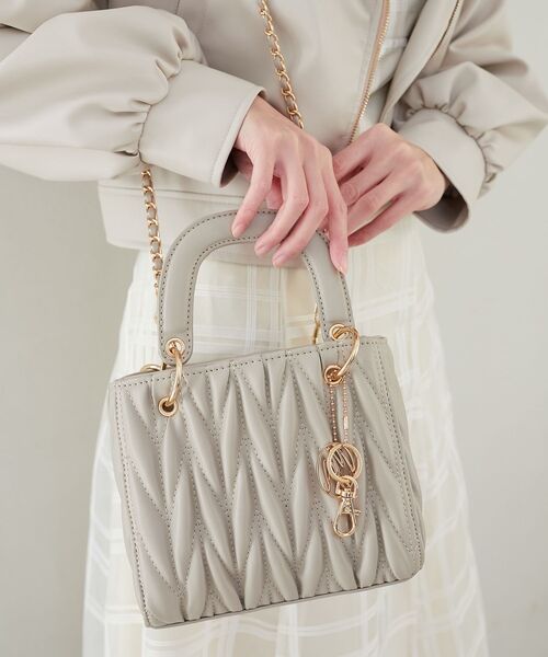 MAJESTIC LEGON(マジェスティックレゴン)の「チャームセットスクエアバッグ(ハンドバッグ・レディース・ブラック/グレイッシュベージュ/アイボリー・FREE)」の10枚目の写真