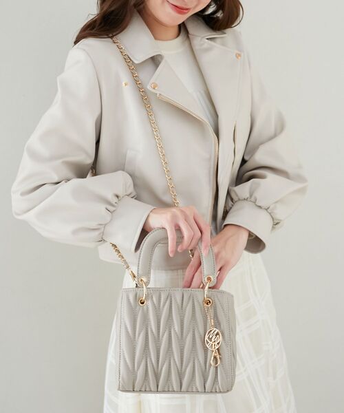 MAJESTIC LEGON(マジェスティックレゴン)の「チャームセットスクエアバッグ(ハンドバッグ・レディース・ブラック/グレイッシュベージュ/アイボリー・FREE)」の11枚目の写真