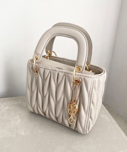 MAJESTIC LEGON(マジェスティックレゴン)の「チャームセットスクエアバッグ(ハンドバッグ・レディース・ブラック/グレイッシュベージュ/アイボリー・FREE)」の12枚目の写真