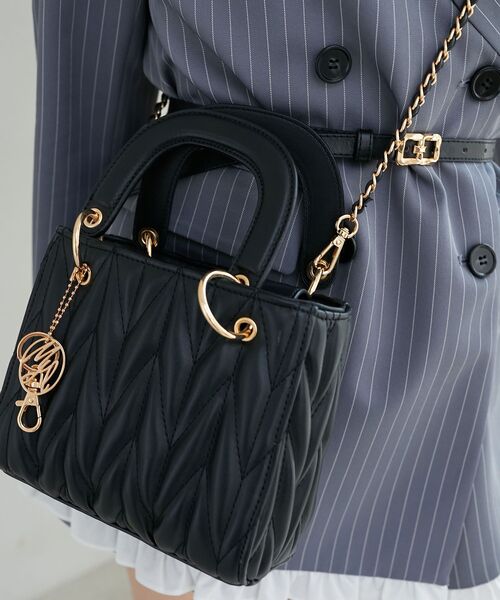 MAJESTIC LEGON(マジェスティックレゴン)の「チャームセットスクエアバッグ(ハンドバッグ・レディース・ブラック/グレイッシュベージュ/アイボリー・FREE)」の15枚目の写真