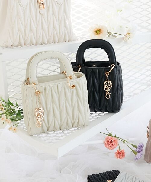 MAJESTIC LEGON(マジェスティックレゴン)の「チャームセットスクエアバッグ(ハンドバッグ・レディース・ブラック/グレイッシュベージュ/アイボリー・FREE)」の16枚目の写真