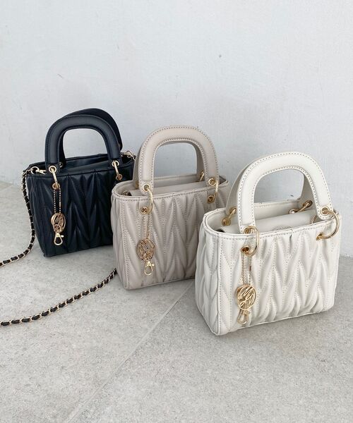 MAJESTIC LEGON(マジェスティックレゴン)の「チャームセットスクエアバッグ(ハンドバッグ・レディース・ブラック/グレイッシュベージュ/アイボリー・FREE)」の17枚目の写真