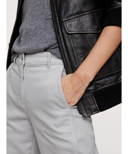 Banana Republic(バナナリパブリック)の「ウィークエンダー バレルレッグ パンツ(チノパンツ・レディース・ブラック/グリーン/アイボリー/ブルーグレー・0/8/6/4/2)」の6枚目の写真