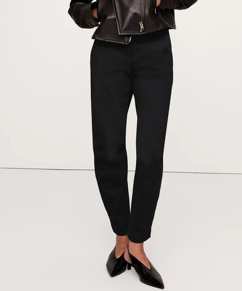 Banana Republic(バナナリパブリック)の「ウィークエンダー バレルレッグ パンツ(チノパンツ・レディース・ブラック/グリーン/アイボリー/ブルーグレー・0/8/6/4/2)」の2枚目の写真