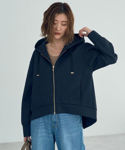 YECCA VECCA（イェッカヴェッカ）の「バックプリーツZIPフーディ（パーカー・レディース・グレイッシュベージュ/チャコールグレー・FREE）」の2枚目の写真