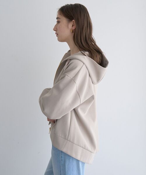 YECCA VECCA（イェッカヴェッカ）の「バックプリーツZIPフーディ（パーカー・レディース・グレイッシュベージュ/チャコールグレー・FREE）」の4枚目の写真