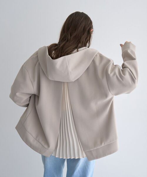 YECCA VECCA（イェッカヴェッカ）の「バックプリーツZIPフーディ（パーカー・レディース・グレイッシュベージュ/チャコールグレー・FREE）」の5枚目の写真