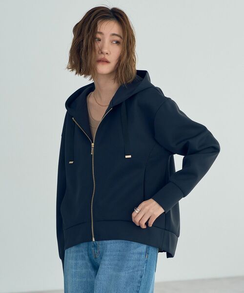 YECCA VECCA（イェッカヴェッカ）の「バックプリーツZIPフーディ（パーカー・レディース・グレイッシュベージュ/チャコールグレー・FREE）」の9枚目の写真