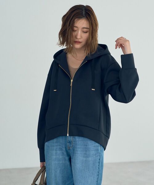 YECCA VECCA（イェッカヴェッカ）の「バックプリーツZIPフーディ（パーカー・レディース・グレイッシュベージュ/チャコールグレー・FREE）」の10枚目の写真