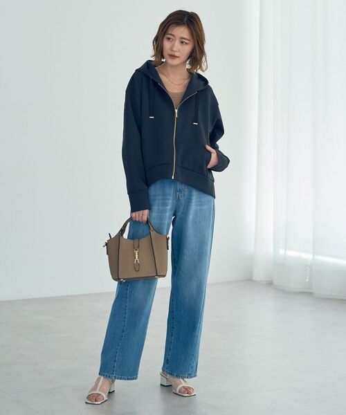 YECCA VECCA（イェッカヴェッカ）の「バックプリーツZIPフーディ（パーカー・レディース・グレイッシュベージュ/チャコールグレー・FREE）」の13枚目の写真