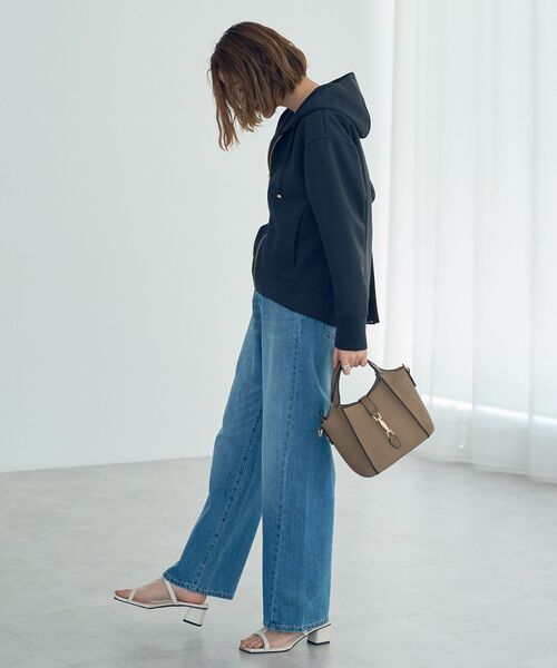 YECCA VECCA（イェッカヴェッカ）の「バックプリーツZIPフーディ（パーカー・レディース・グレイッシュベージュ/チャコールグレー・FREE）」の17枚目の写真