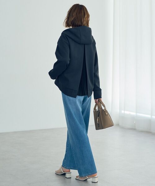 YECCA VECCA（イェッカヴェッカ）の「バックプリーツZIPフーディ（パーカー・レディース・グレイッシュベージュ/チャコールグレー・FREE）」の18枚目の写真