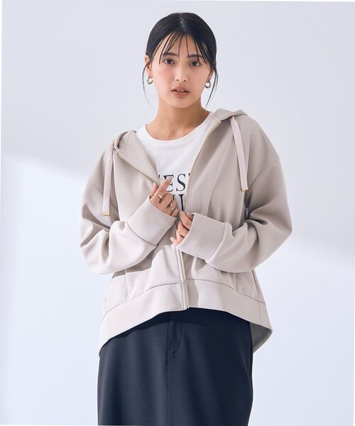 YECCA VECCA（イェッカヴェッカ）の「バックプリーツZIPフーディ（パーカー・レディース・グレイッシュベージュ/チャコールグレー・FREE）」の20枚目の写真