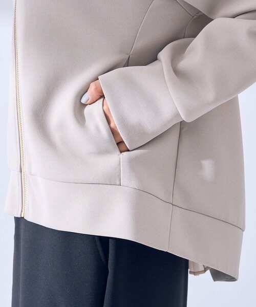 YECCA VECCA（イェッカヴェッカ）の「バックプリーツZIPフーディ（パーカー・レディース・グレイッシュベージュ/チャコールグレー・FREE）」の16枚目の写真