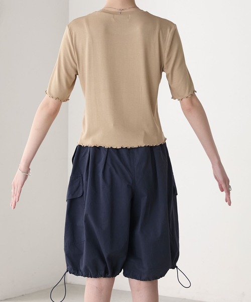 forksy.(フォルクシー)の「【forksy.】アシンメトリーヘムデザイン 配色ステッチ コンパクトTシャツ(Tシャツ/カットソー・レディース・ホワイト/ベージュ/ブラック・FREE)」の13枚目の写真