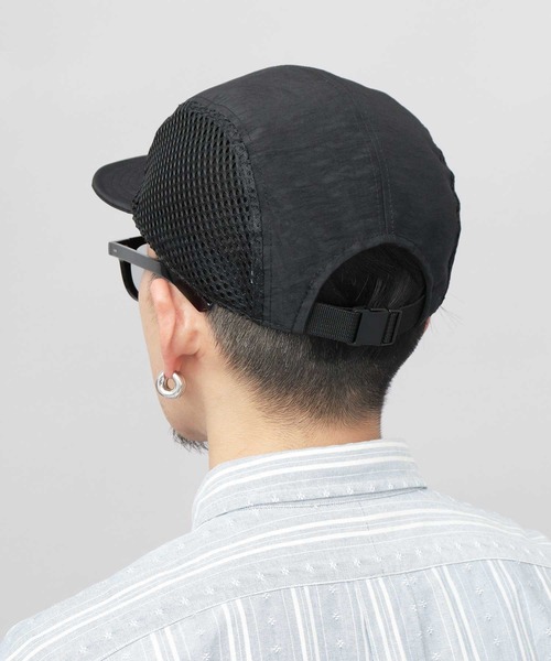 Mr.COVER（ミスターカバー）の「ムラ染風 撥水ナイロン メッシュ切替 ジェット アンパイアキャップ 接触冷感スベリ使用（キャップ・メンズ・ブラック・FREE）」の7枚目の写真